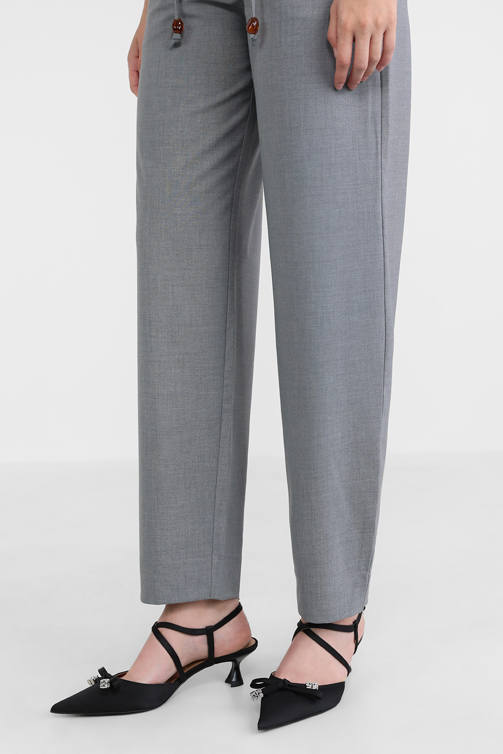 תמונת כל הלוק של נעלי עקב חתול